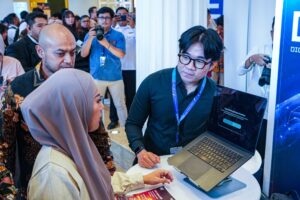 Menkomdigi Meutya Hafid mencoba layanan biometrik SIM Card yang disediakan operator seluler dalam acara DEAL 2026 di Jakarta. Foto: Agus Siswanto/InfoPublik/KPM Kemkomdigi Menkomdigi Meutya Hafid mencoba layanan biometrik SIM Card yang disediakan operator seluler dalam acara DEAL 2026 di Jakarta. Foto: Agus Siswanto/InfoPublik/KPM Kemkomdigi