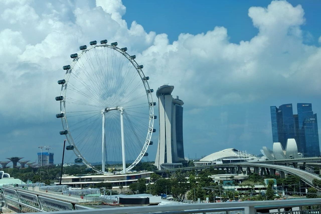 Menteri Negara Bidang Perdagangan dan Industri Singapura Gan Siow Huang saat memberikan keterangan pers terkait strategi energi nasional.