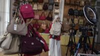 048d39f167a7ab0063ee7a234421a455.jpg Seorang pelaku UMKM sedang mengelola transaksi penjualan di toko miliknya sebagai bagian dari pengembangan bisnis.