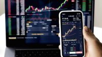 0687182adc5e5d98b026cbd366af8afe.jpg Grafik pergerakan Indeks Harga Saham Gabungan (IHSG) di layar monitor bursa efek