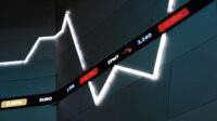 Grafik pergerakan Indeks Harga Saham Gabungan (IHSG) di layar monitor bursa efek