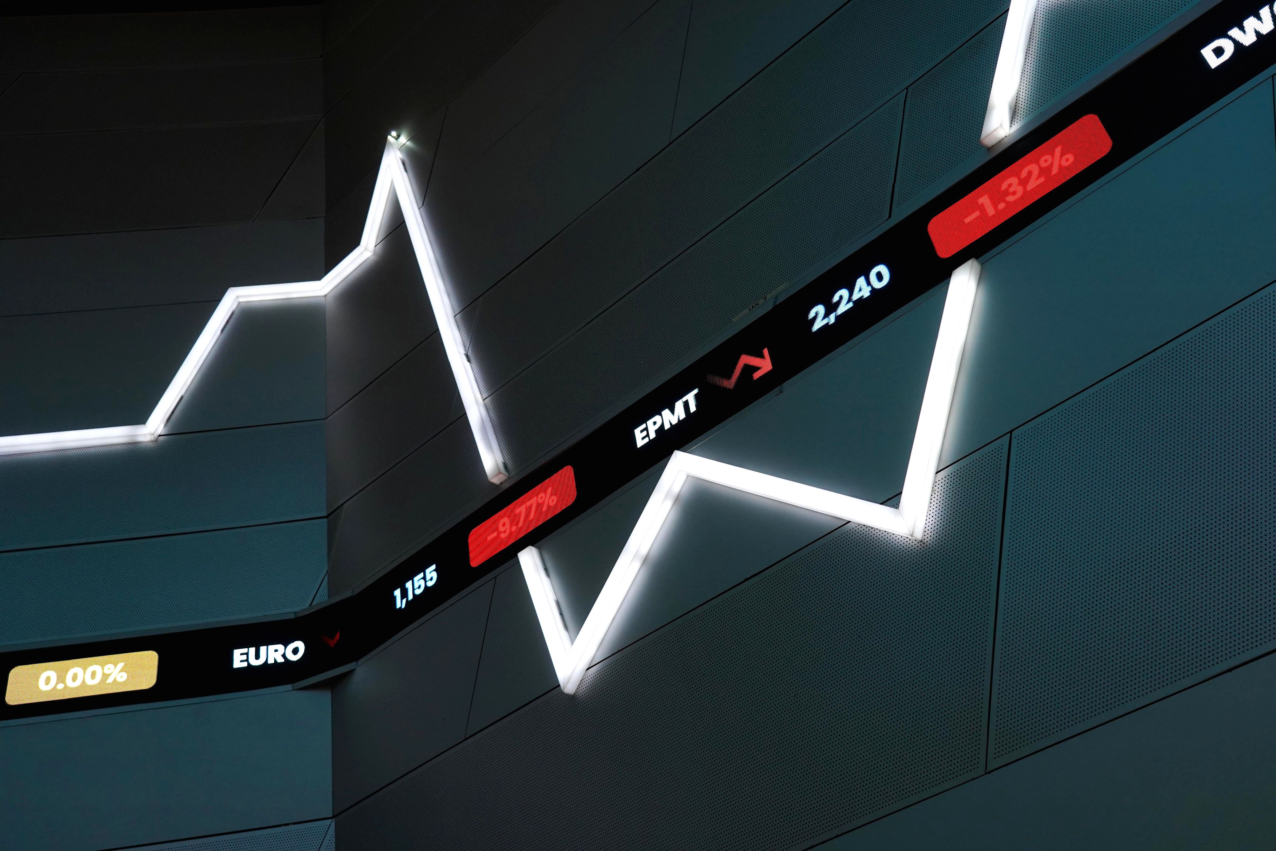 Grafik pergerakan Indeks Harga Saham Gabungan (IHSG) di layar monitor bursa efek