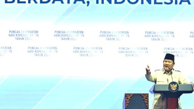 Menteri ESDM Bahlil Lahadalia memberikan keterangan pers terkait proyek PLTS 100 GW di Istana Merdeka