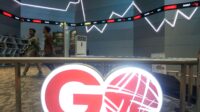 Grafik pergerakan Indeks Harga Saham Gabungan di layar monitor bursa efek