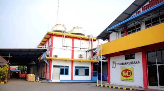 Grafik pergerakan harga saham PT Niramas Utama Tbk (JELI) yang sedang turun di layar monitor perdagangan.