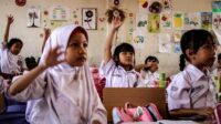 Seorang siswa di atas tempat tidur pasien tiba di bank BNI Lubuk Pakam untuk aktivasi rekening PIP