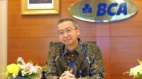 4630deb868264bd630dd7a0c41638baa.jpg Gedung kantor pusat BCA di kawasan Jakarta dengan logo perusahaan yang terlihat jelas