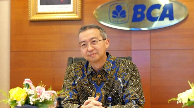 Gedung kantor pusat BCA di kawasan Jakarta dengan logo perusahaan yang terlihat jelas