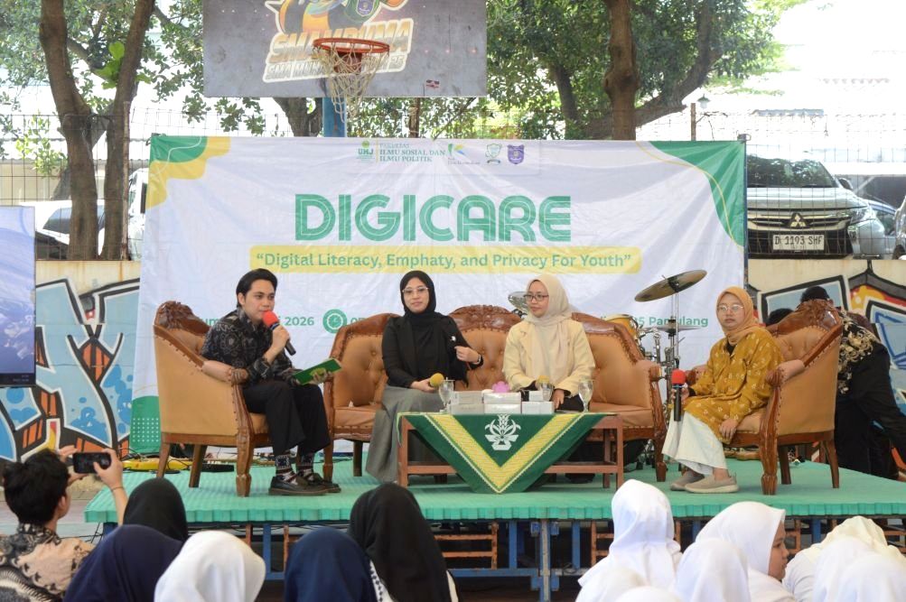 Tim dosen dan mahasiswa UMJ memberikan edukasi literasi digital kepada siswa SMA Muhammadiyah 25 Setiabudi.