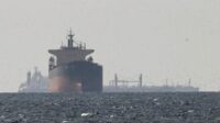 4e12832ca407e2713587d8de44b4c543.jpg Kilang minyak lepas pantai dengan latar belakang langit senja saat ketegangan di Selat Hormuz meningkat