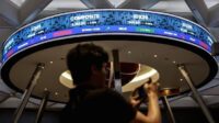 4fd3126defbe897040da20c6d1c342e9.jpg Grafik pergerakan Indeks Harga Saham Gabungan di layar monitor bursa efek