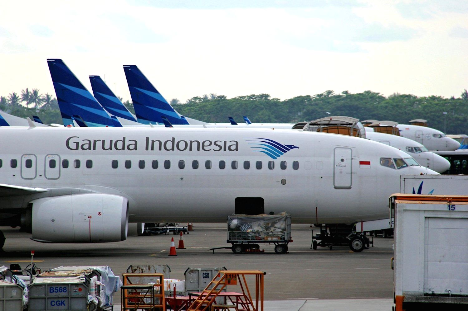 Pesawat Garuda Indonesia dan Pelita Air bersiap di landasan pacu bandara.