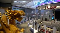 Grafik pergerakan Indeks Harga Saham Gabungan (IHSG) di layar monitor bursa efek