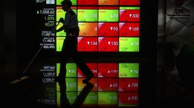 Papan layar informasi indeks saham di Bursa Efek Indonesia