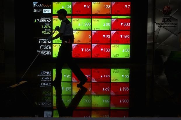 Papan layar informasi indeks saham di Bursa Efek Indonesia