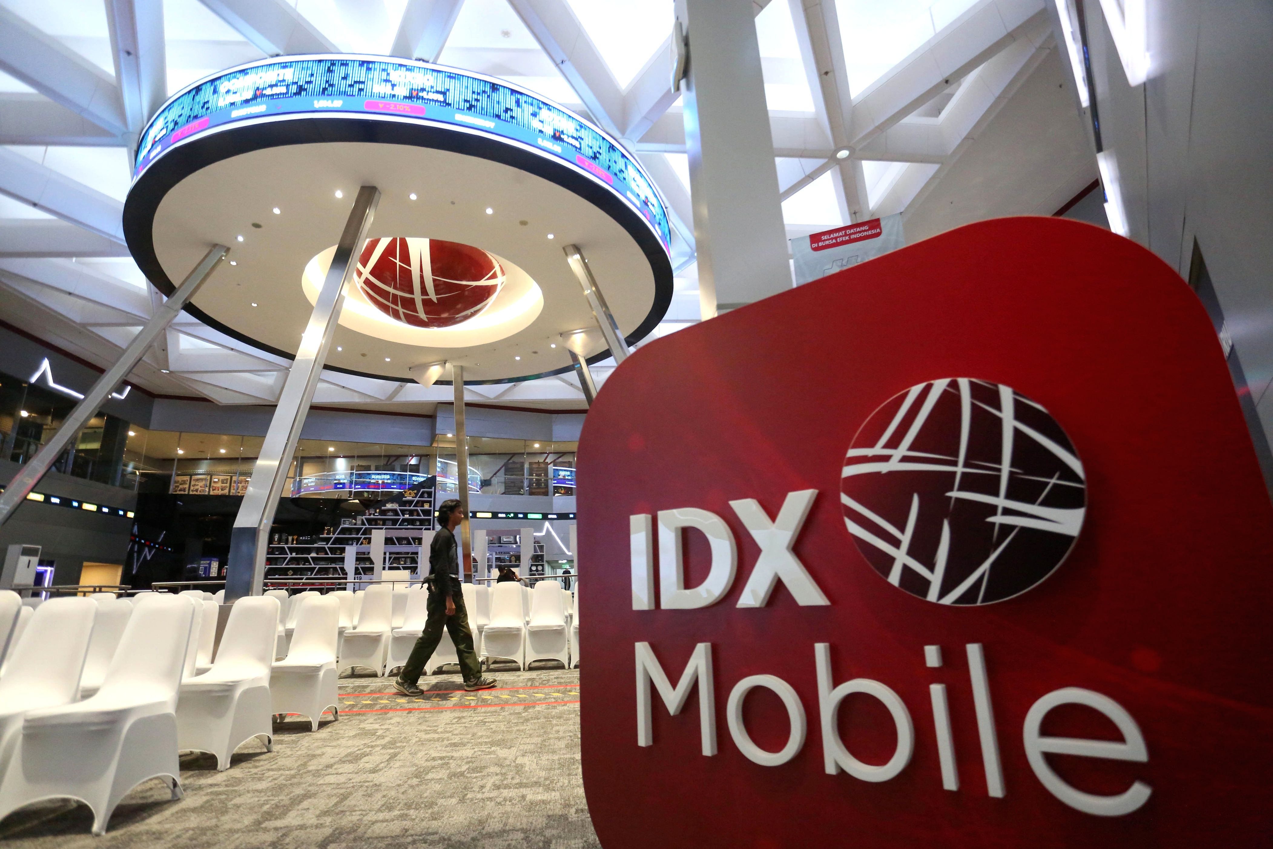 Grafik pergerakan Indeks Harga Saham Gabungan (IHSG) di layar monitor bursa efek