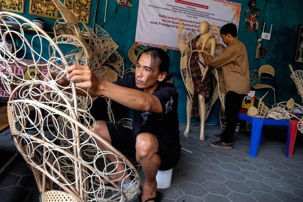 786271cf6140688670e85b6e2c24149f.jpg Produk furnitur kayu buatan pengrajin lokal Indonesia yang siap dikirim untuk pasar ekspor.