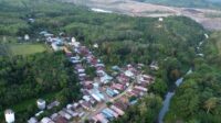7b864899137464a1c7c7c8b3a3dc724c.jpg Warga Desa Rantau Bakula di depan area tambang batu bara PT Merge Mining Industry di Pegunungan Meratus.