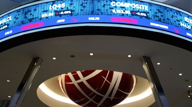 Tampilan layar pergerakan grafik Indeks Harga Saham Gabungan di bursa efek