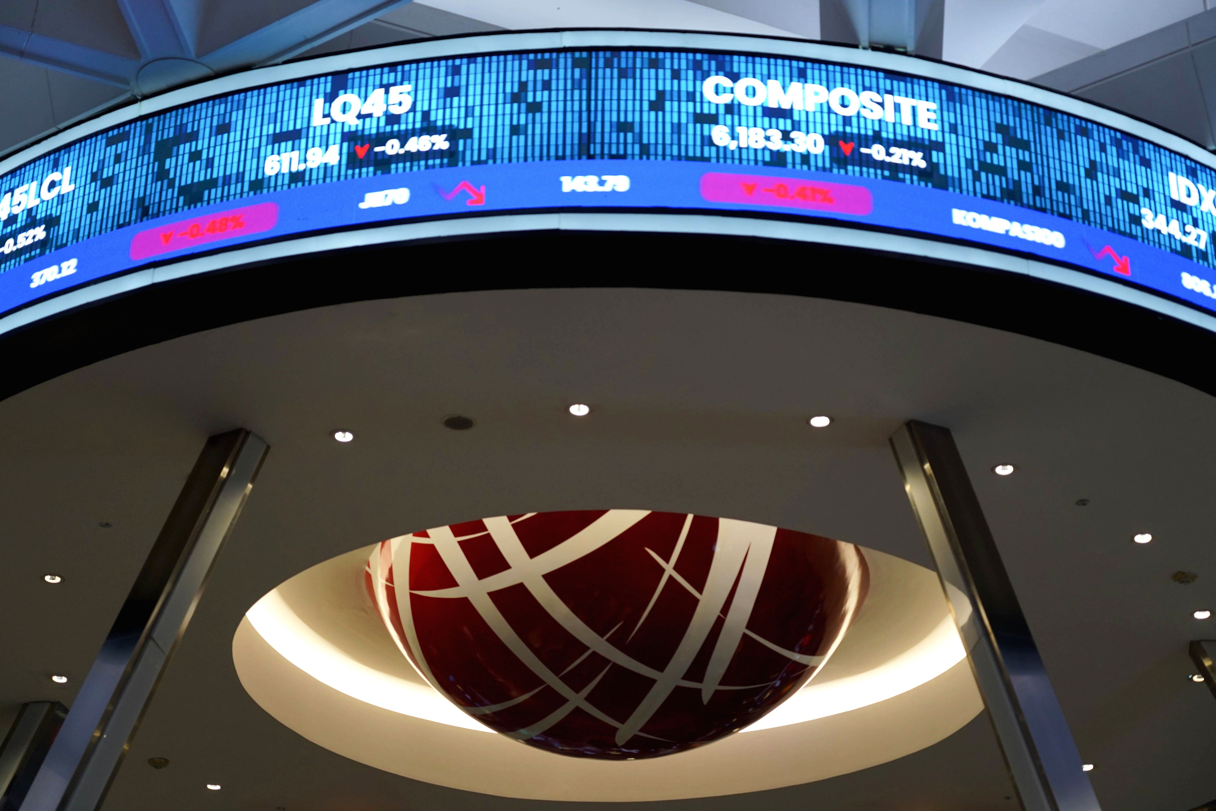 Tampilan layar pergerakan grafik Indeks Harga Saham Gabungan di bursa efek