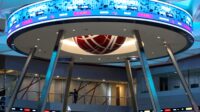 Grafik pergerakan Indeks Harga Saham Gabungan di layar monitor bursa efek