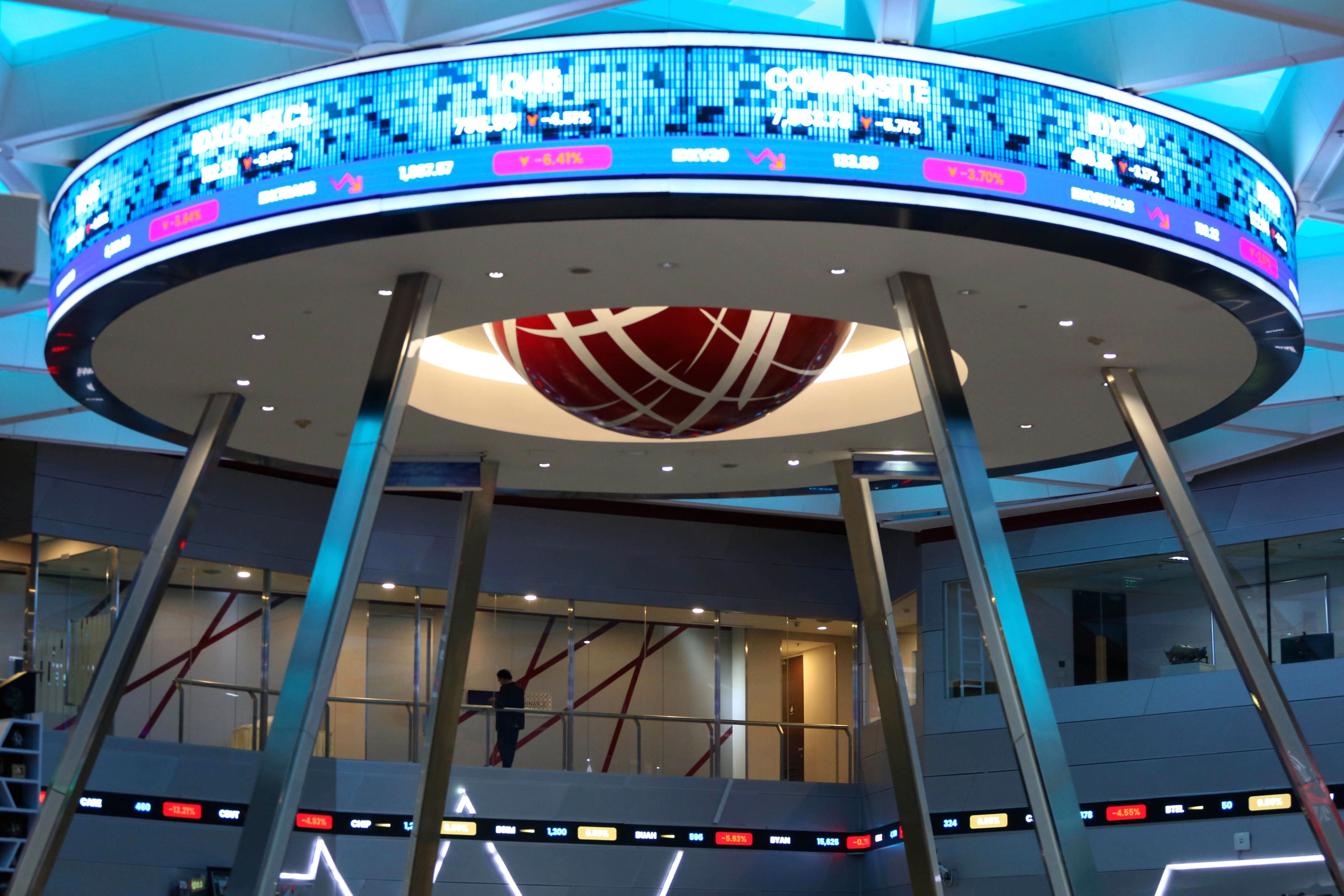 Grafik pergerakan Indeks Harga Saham Gabungan di layar monitor bursa efek