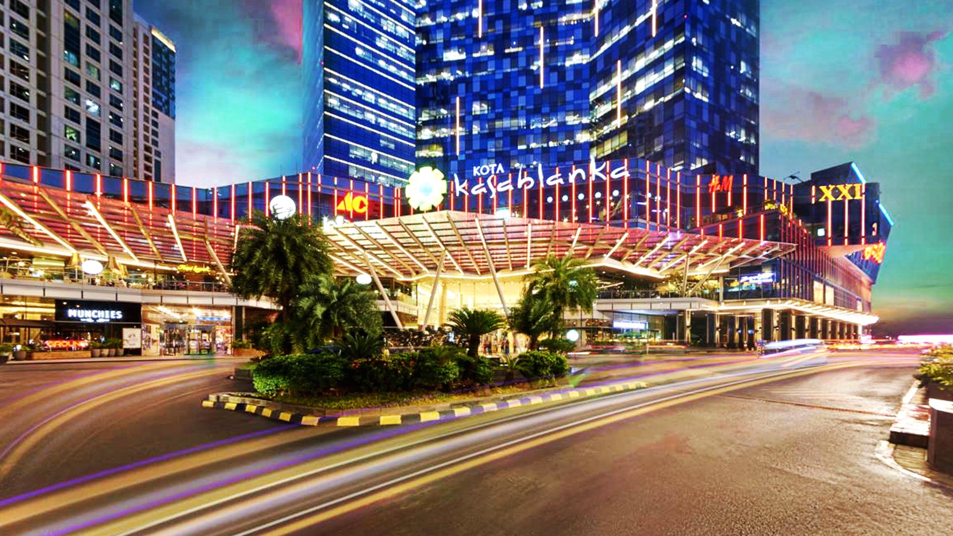 Pagar besi tinggi yang terpasang di area perimeter pusat perbelanjaan di Jakarta.