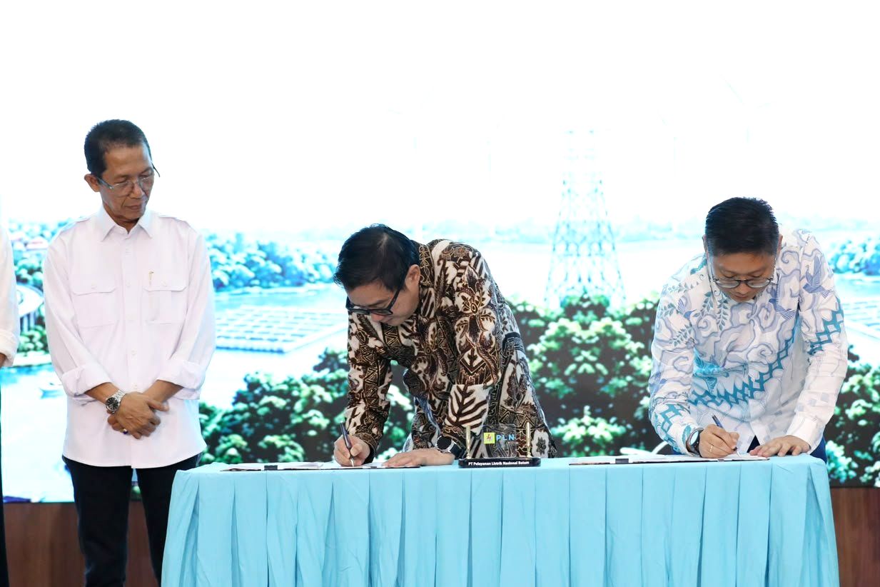 8620652ebe3230c9473588616602d267.jpg Wali Kota Batam Amsakar Achmad dalam acara penandatanganan perjanjian jual beli listrik untuk pusat data di Batam.