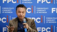 Dino Patti Djalal memberikan pemaparan mengenai tantangan implementasi proyek 100 GW PLTS di Indonesia.