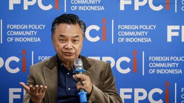 Dino Patti Djalal memberikan pemaparan mengenai tantangan implementasi proyek 100 GW PLTS di Indonesia.