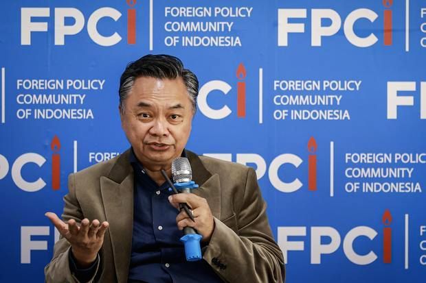 Dino Patti Djalal memberikan pemaparan mengenai tantangan implementasi proyek 100 GW PLTS di Indonesia.