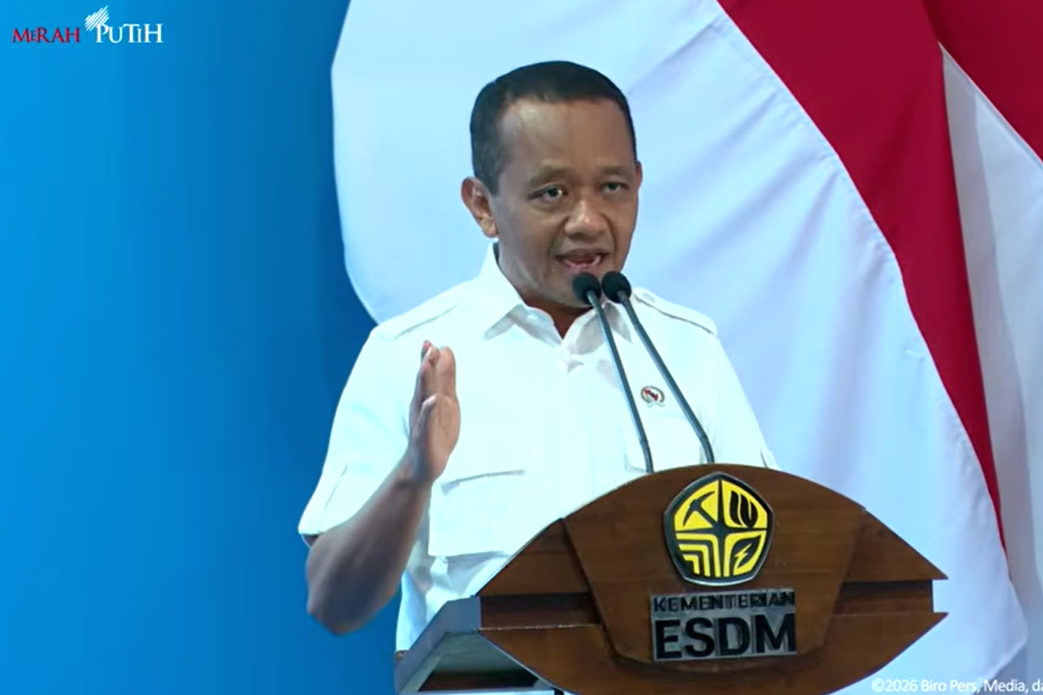 Presiden Prabowo Subianto menerima laporan Menteri ESDM Bahlil Lahadalia mengenai percepatan elektrifikasi desa.