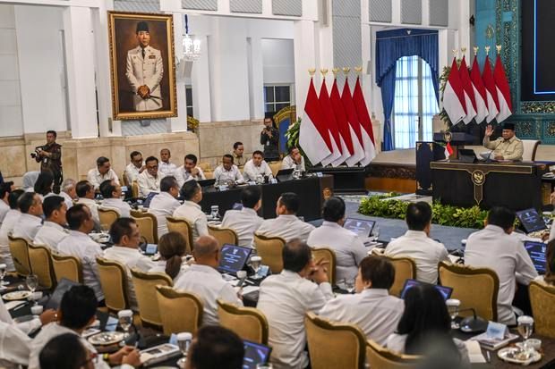 Ketua Umum Kadin Indonesia Anindya Bakrie saat meninjau fasilitas dapur Makan Bergizi Gratis
