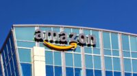 Logo Amazon terpampang di gedung kantor perusahaan di Seattle.
