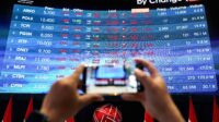 Grafik pergerakan Indeks Harga Saham Gabungan (IHSG) di layar monitor bursa efek