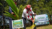 Menteri Lingkungan Hidup Jumhur Hidayat memberikan keterangan terkait kebijakan kredit keanekaragaman hayati