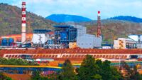 a3c0eb67368062d06ec27eebb261b9c3.jpg Papan layar elektronik Bursa Efek Indonesia yang menampilkan pergerakan harga saham emiten di Jakarta.