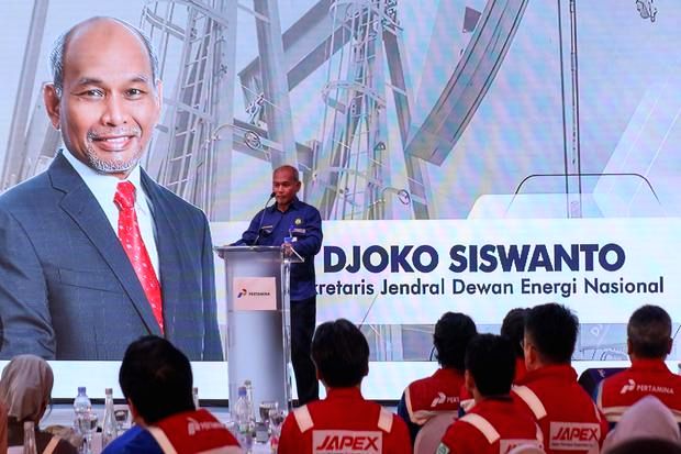 Proses pemotongan baja perdana pembangunan fasilitas pengolahan gas terapung FPSO Bahtera Haluan Lestari di Pulau Karimun.