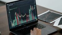 Ilustrasi grafik indeks saham di layar monitor bursa efek