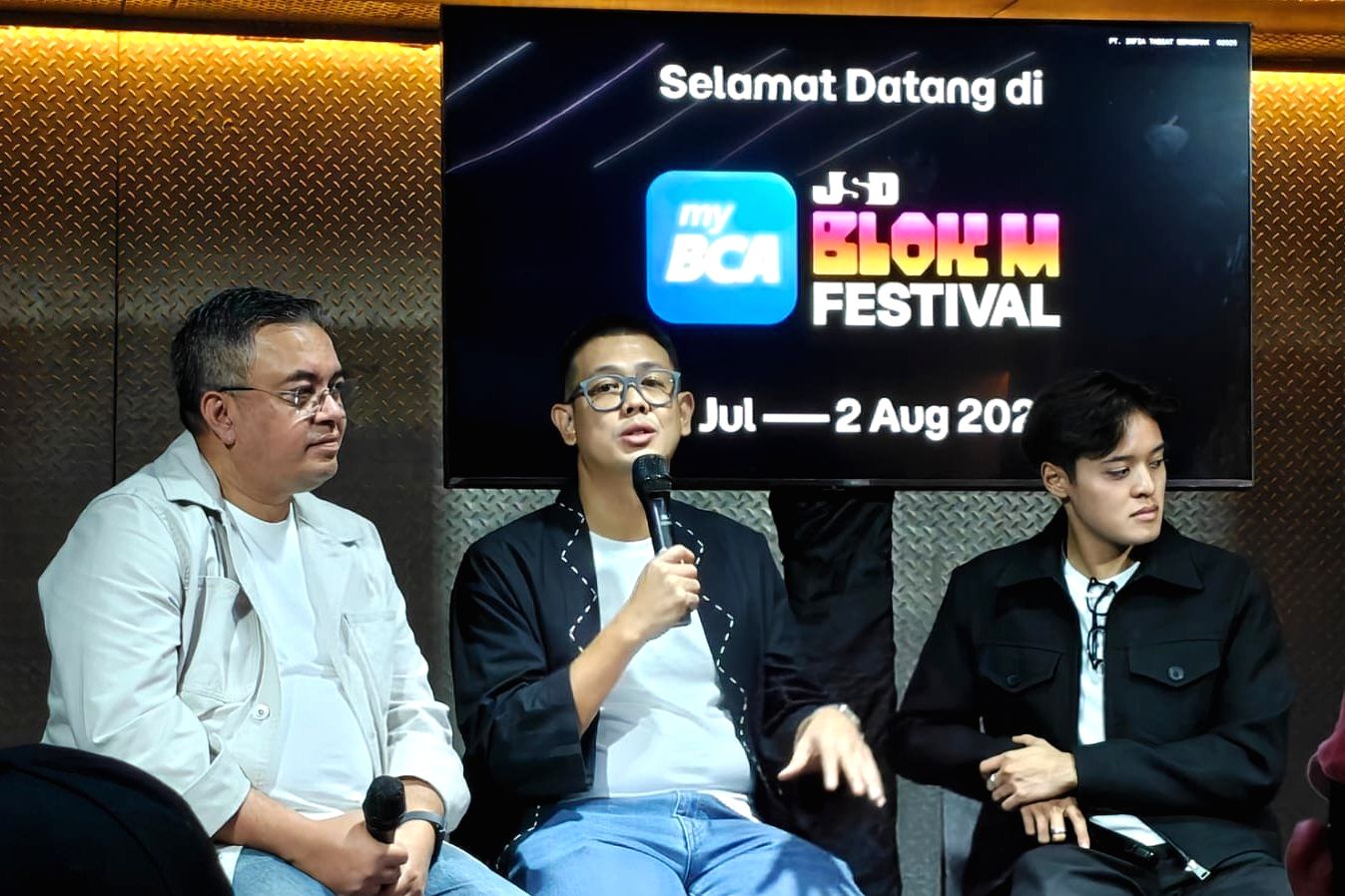 Logo BCA dan suasana area Blok M yang menjadi pusat aktivitas komunitas kreatif di Jakarta