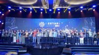 Menteri Koordinator Agus Harimurti Yudhoyono menyerahkan penghargaan Lestari Award 2026 kepada perwakilan PT Telkom Indonesia.
