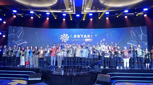 Menteri Koordinator Agus Harimurti Yudhoyono menyerahkan penghargaan Lestari Award 2026 kepada perwakilan PT Telkom Indonesia.