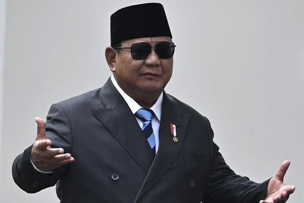 Presiden Prabowo Subianto memberikan keterangan saat memimpin Sidang Kabinet Paripurna di Istana Merdeka