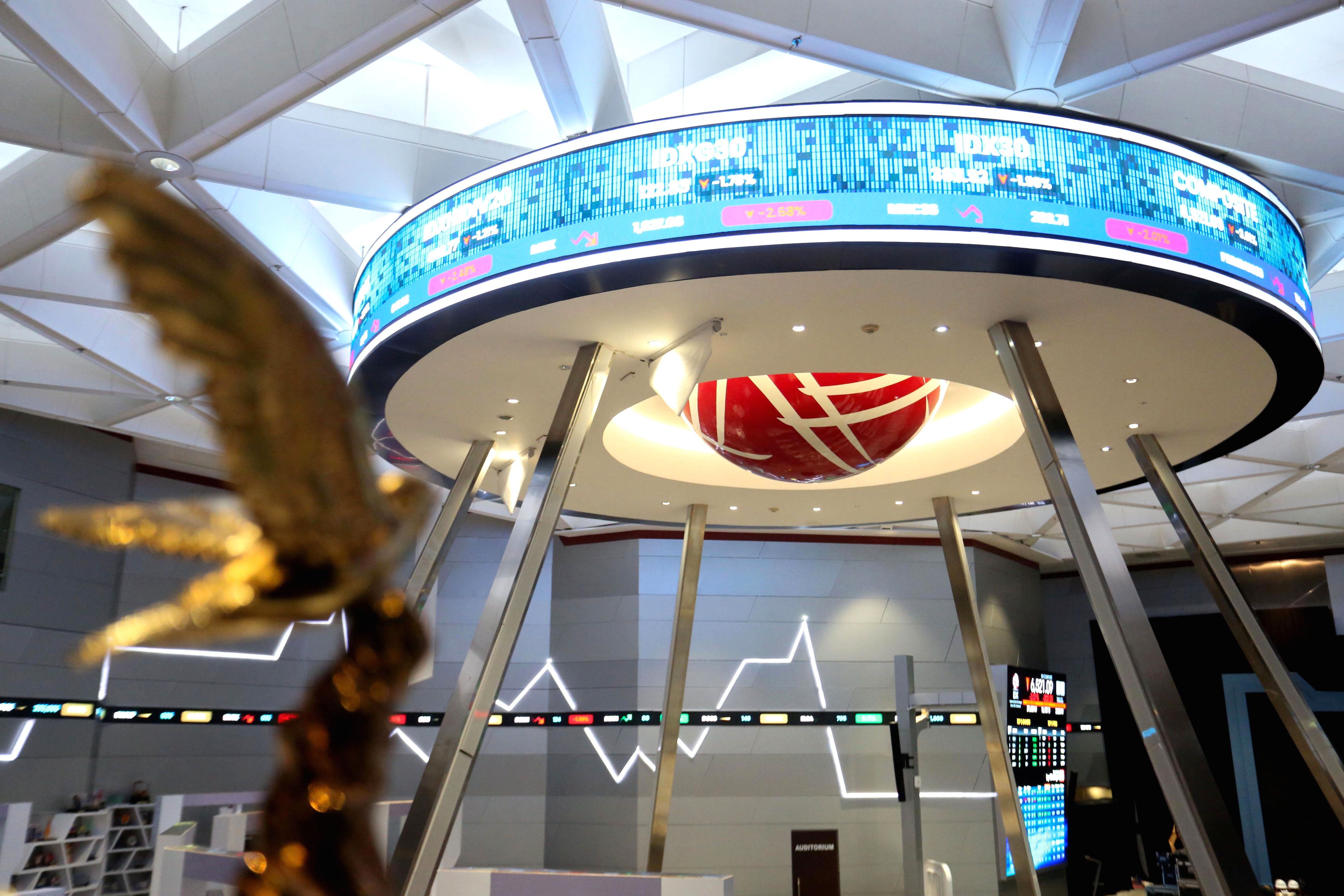 Layar monitor menampilkan grafik pergerakan Indeks Harga Saham Gabungan (IHSG) di Bursa Efek Indonesia.