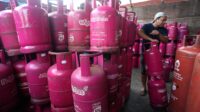 Tabung gas Bright Gas 12 kg berwarna merah muda di gudang penyimpanan Pertamina