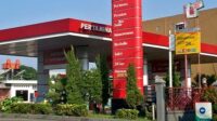 Stasiun pengisian bahan bakar umum Pertamina dengan logo perusahaan yang terlihat jelas di area SPBU