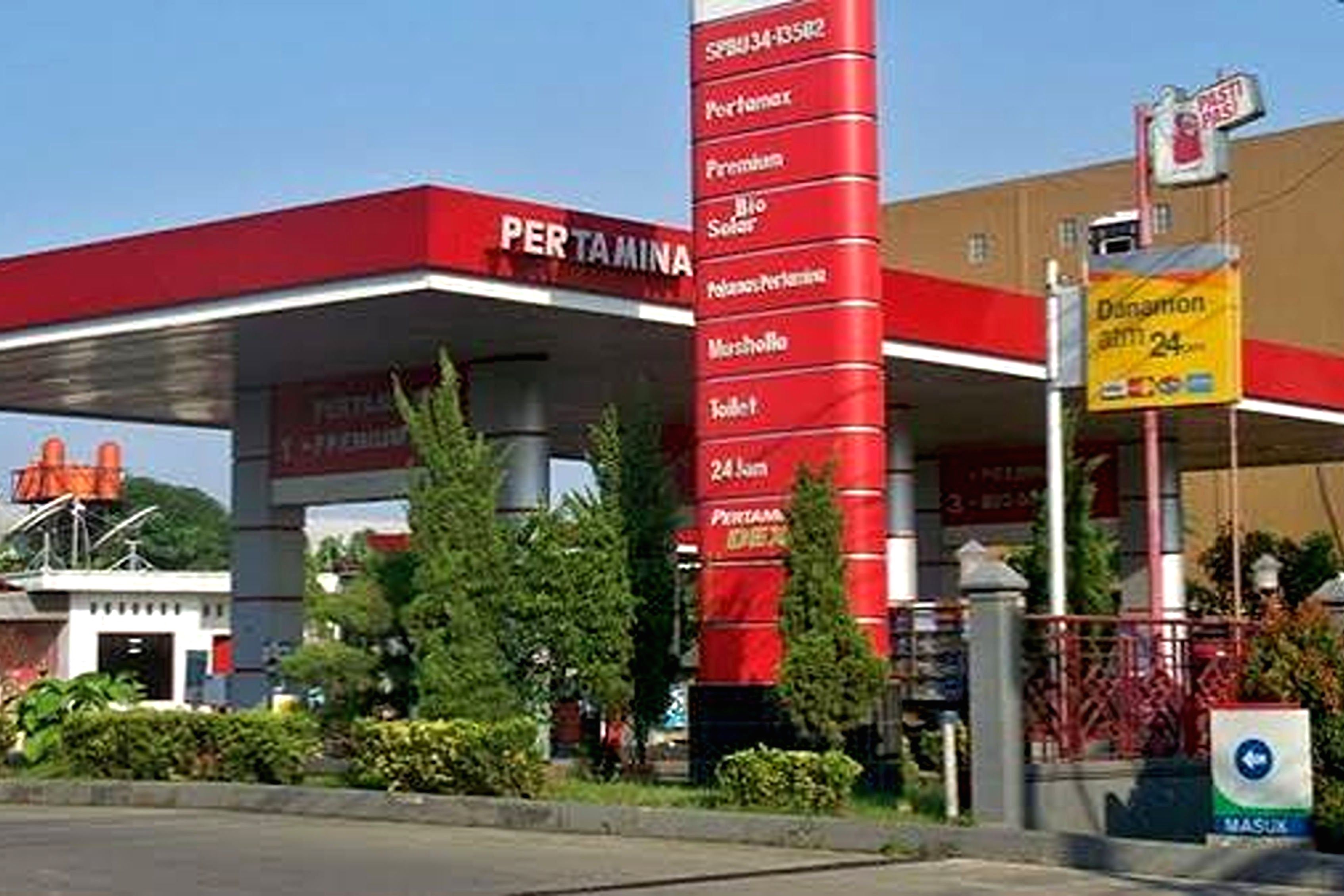 Stasiun pengisian bahan bakar umum Pertamina dengan logo perusahaan yang terlihat jelas di area SPBU