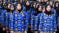 Ilustrasi guru sedang mengerjakan ujian di depan layar komputer di ruang kelas