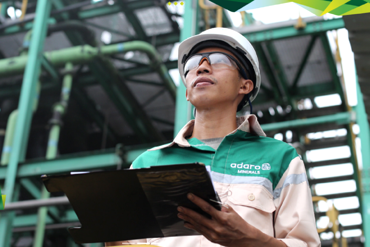 Pekerja di fasilitas smelter aluminium PT Kalimantan Aluminium Industry sedang memproses logam untuk ekspor