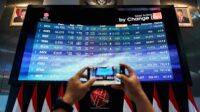 eb6b12da83f7a49354d7ae449a3e6e03.jpg Grafik pergerakan Indeks Harga Saham Gabungan (IHSG) di layar monitor bursa efek